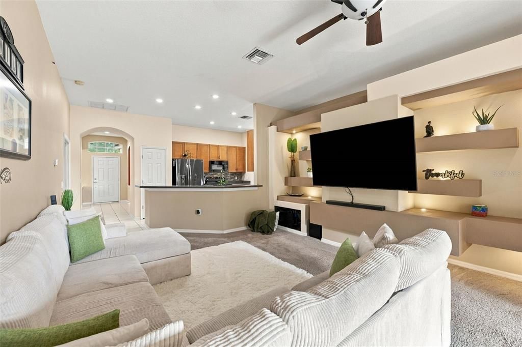 En Venta: $380,000 (4 camas, 2 baños, 2080 Pies cuadrados)