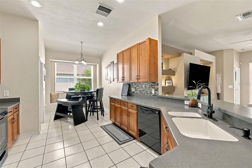 En Venta: $380,000 (4 camas, 2 baños, 2080 Pies cuadrados)