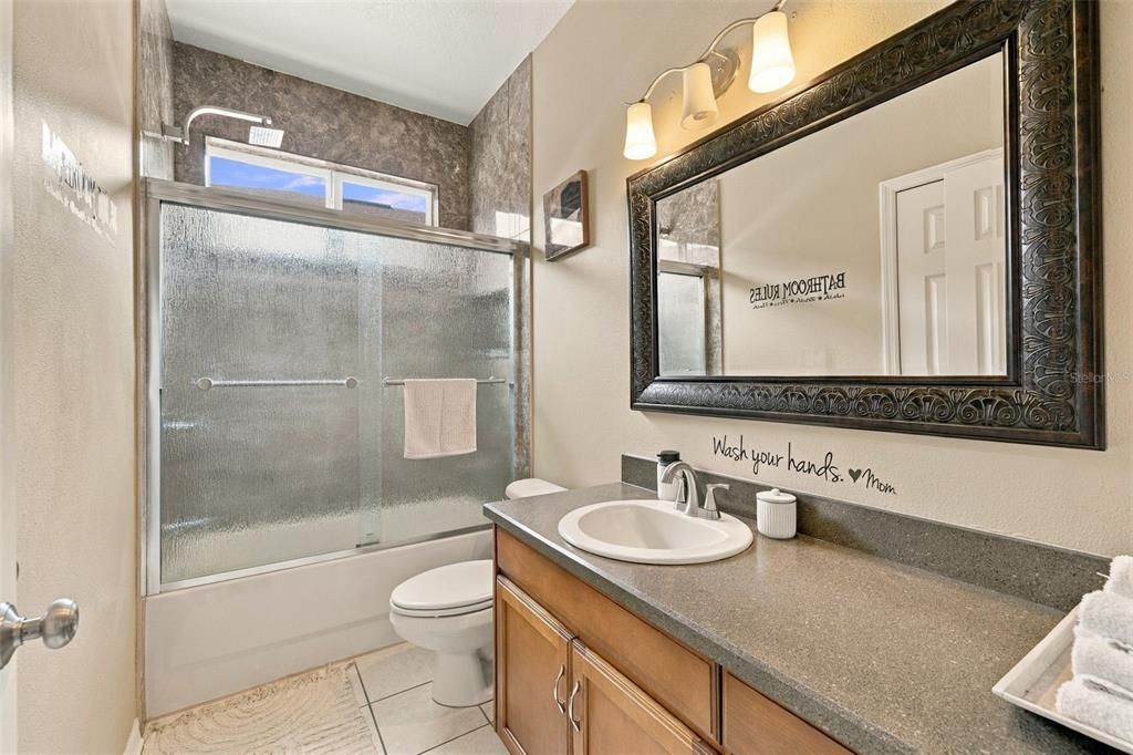 En Venta: $380,000 (4 camas, 2 baños, 2080 Pies cuadrados)