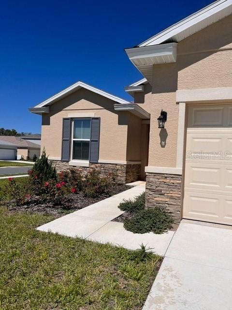 For Rent: $2,300 (4 beds, 3 baths, 1921 Square Feet)
