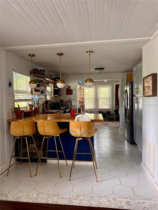 For Rent: $1,800 (3 beds, 2 baths, 1006 Square Feet)