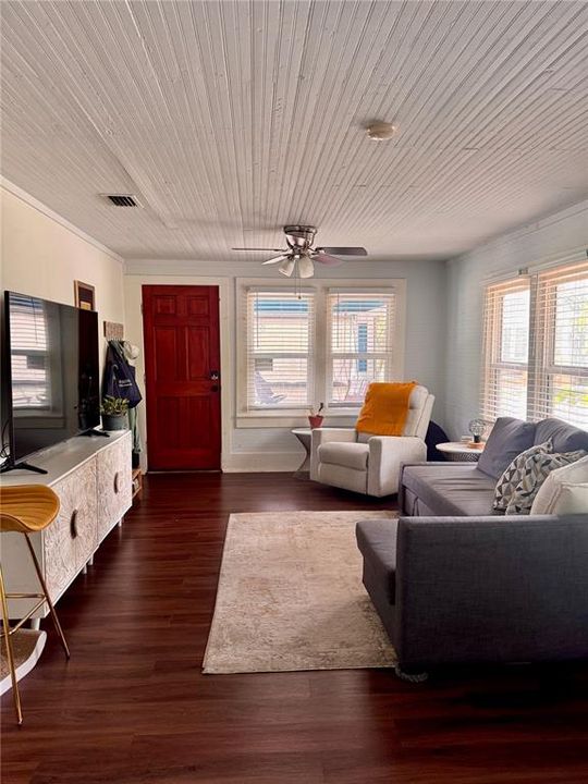For Rent: $1,800 (3 beds, 2 baths, 1006 Square Feet)