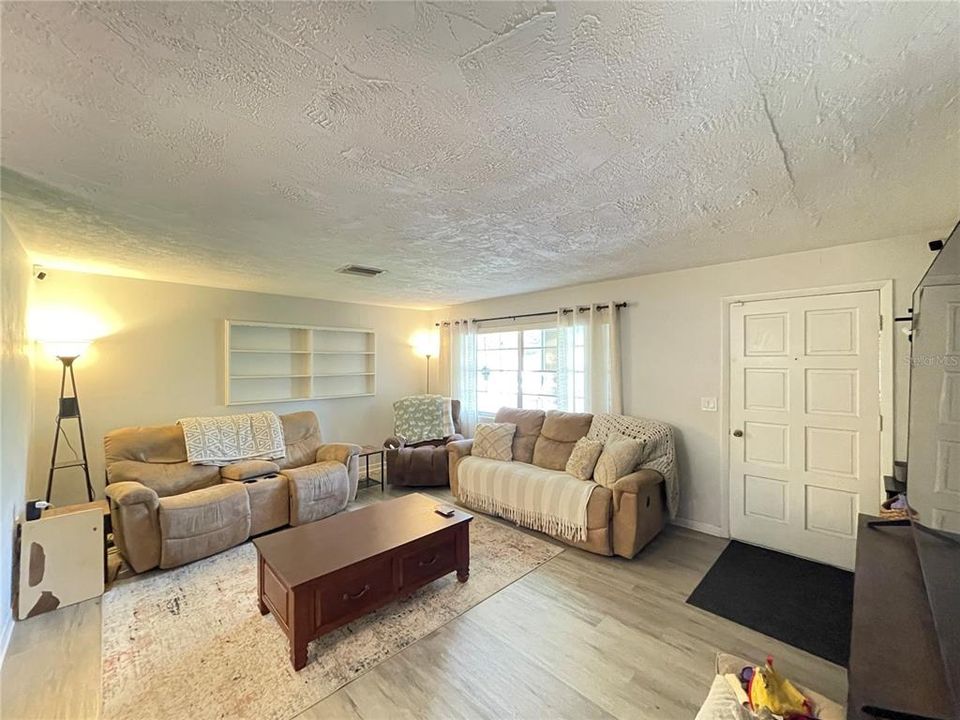 For Rent: $1,450 (2 beds, 1 baths, 932 Square Feet)