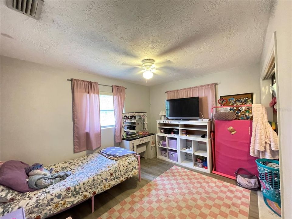 For Rent: $1,450 (2 beds, 1 baths, 932 Square Feet)