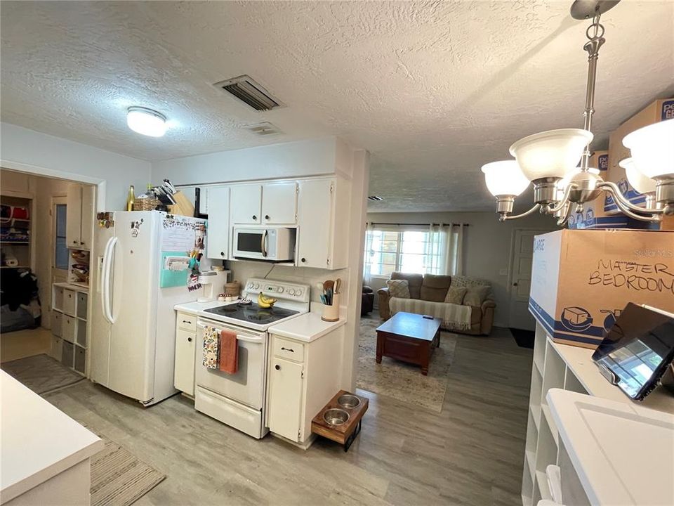 For Rent: $1,450 (2 beds, 1 baths, 932 Square Feet)