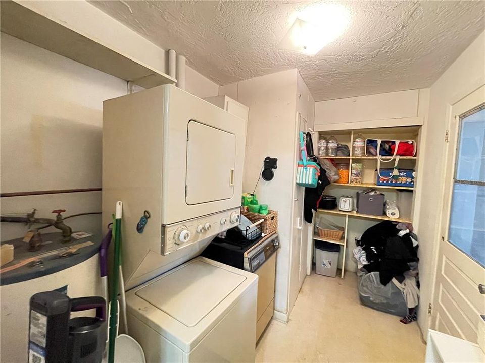 For Rent: $1,450 (2 beds, 1 baths, 932 Square Feet)