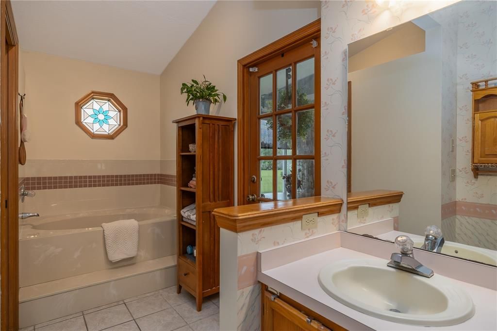 For Sale: $375,000 (3 beds, 2 baths, 1920 Square Feet)