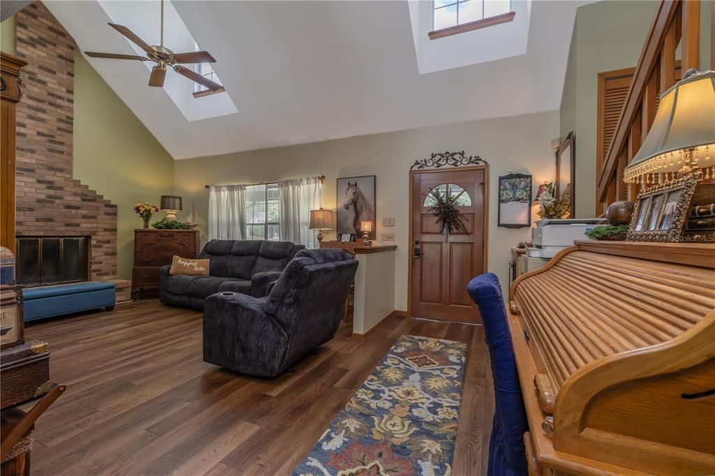 For Sale: $375,000 (3 beds, 2 baths, 1920 Square Feet)