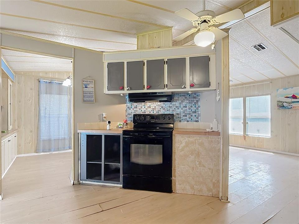 На продажу: $180,000 (2 спален, 2 ванн, 1056 Квадратных фут)