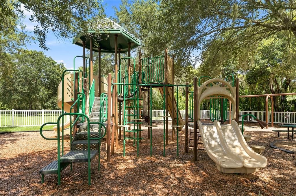 For Sale: $580,000 (4 beds, 4 baths, 2716 Square Feet)