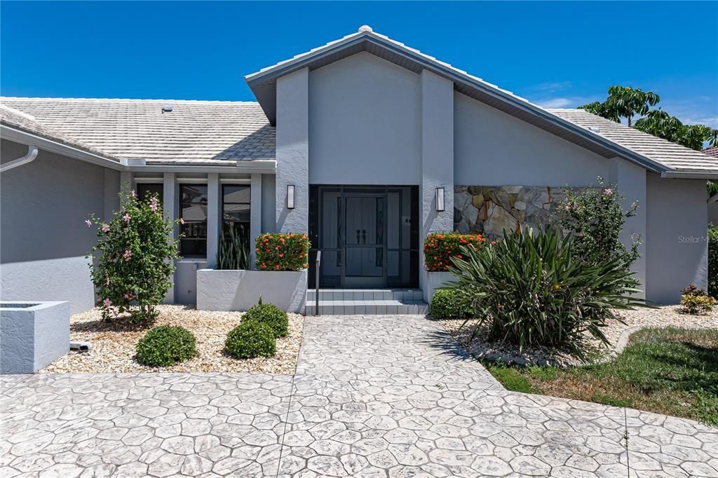 En Venta: $715,000 (3 camas, 3 baños, 2367 Pies cuadrados)