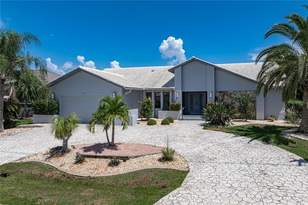 En Venta: $715,000 (3 camas, 3 baños, 2367 Pies cuadrados)