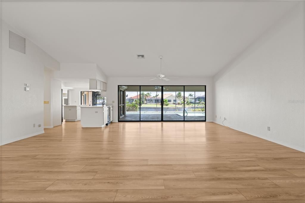 En Venta: $715,000 (3 camas, 3 baños, 2367 Pies cuadrados)