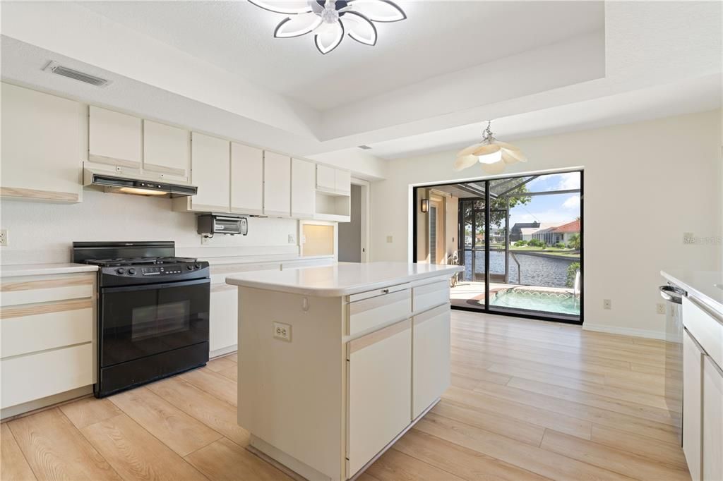 En Venta: $715,000 (3 camas, 3 baños, 2367 Pies cuadrados)