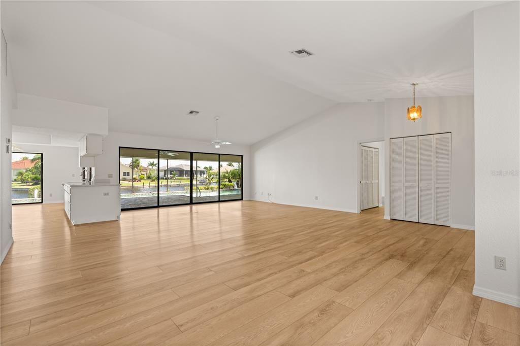 En Venta: $715,000 (3 camas, 3 baños, 2367 Pies cuadrados)