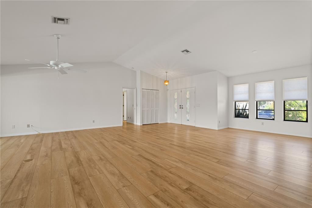 En Venta: $715,000 (3 camas, 3 baños, 2367 Pies cuadrados)