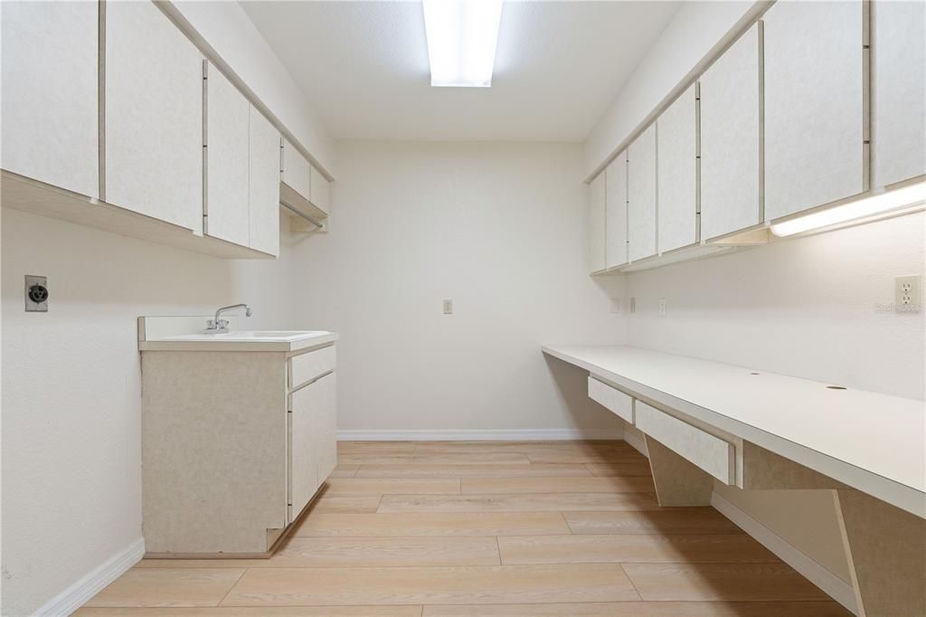 En Venta: $715,000 (3 camas, 3 baños, 2367 Pies cuadrados)