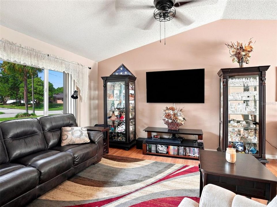 For Sale: $350,000 (3 beds, 2 baths, 1613 Square Feet)