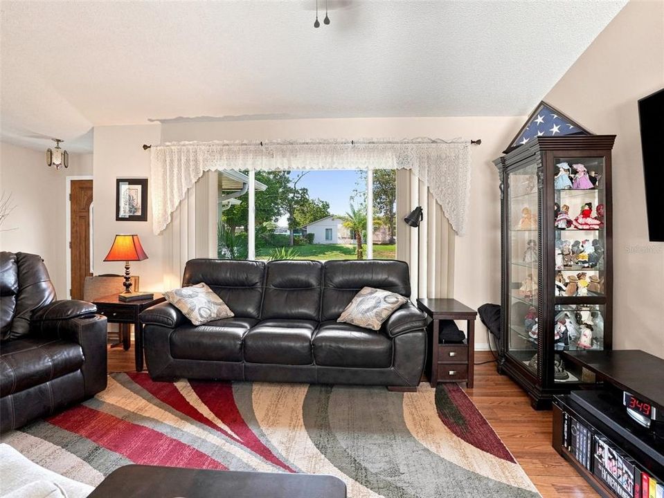 For Sale: $350,000 (3 beds, 2 baths, 1613 Square Feet)