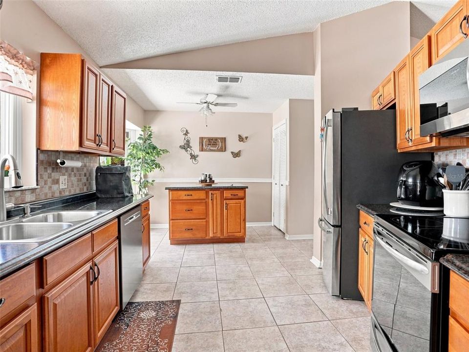 For Sale: $350,000 (3 beds, 2 baths, 1613 Square Feet)