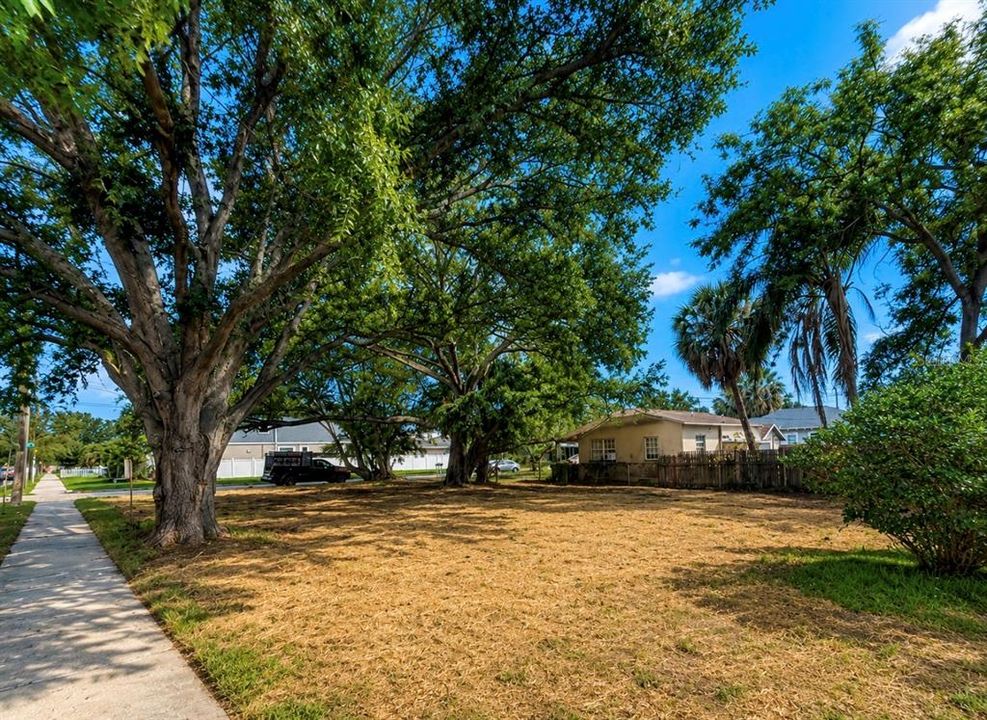 待售: $421,000 (0.17 acres)