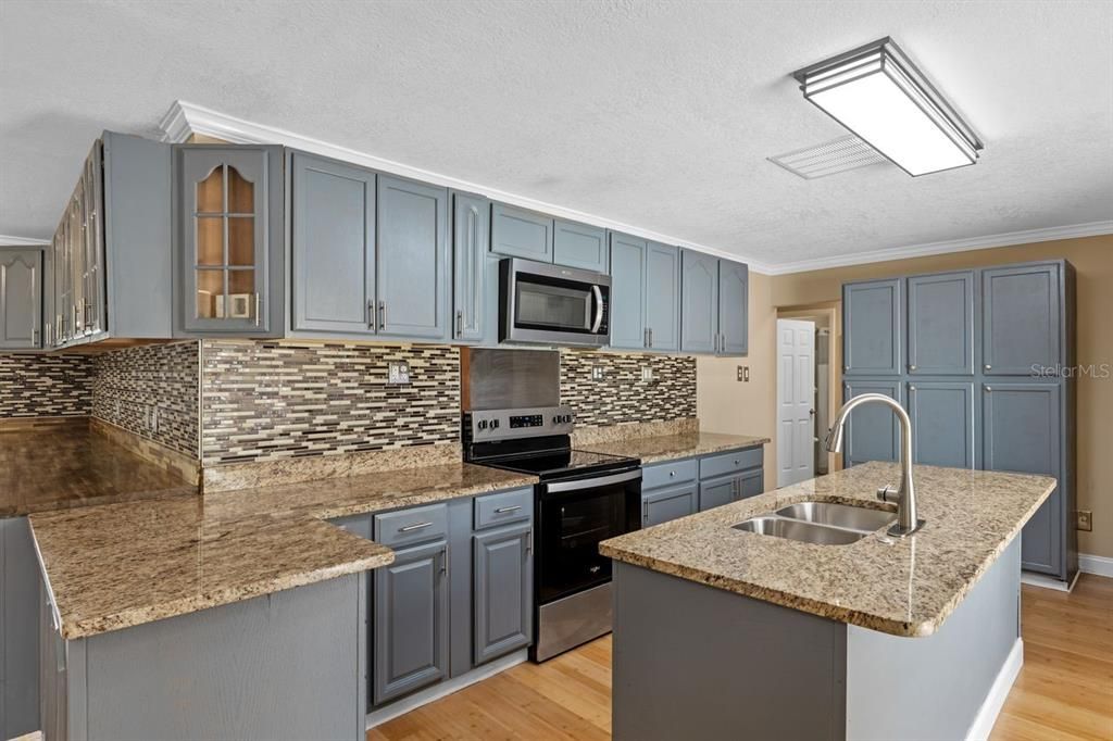 For Rent: $3,000 (3 beds, 2 baths, 2212 Square Feet)