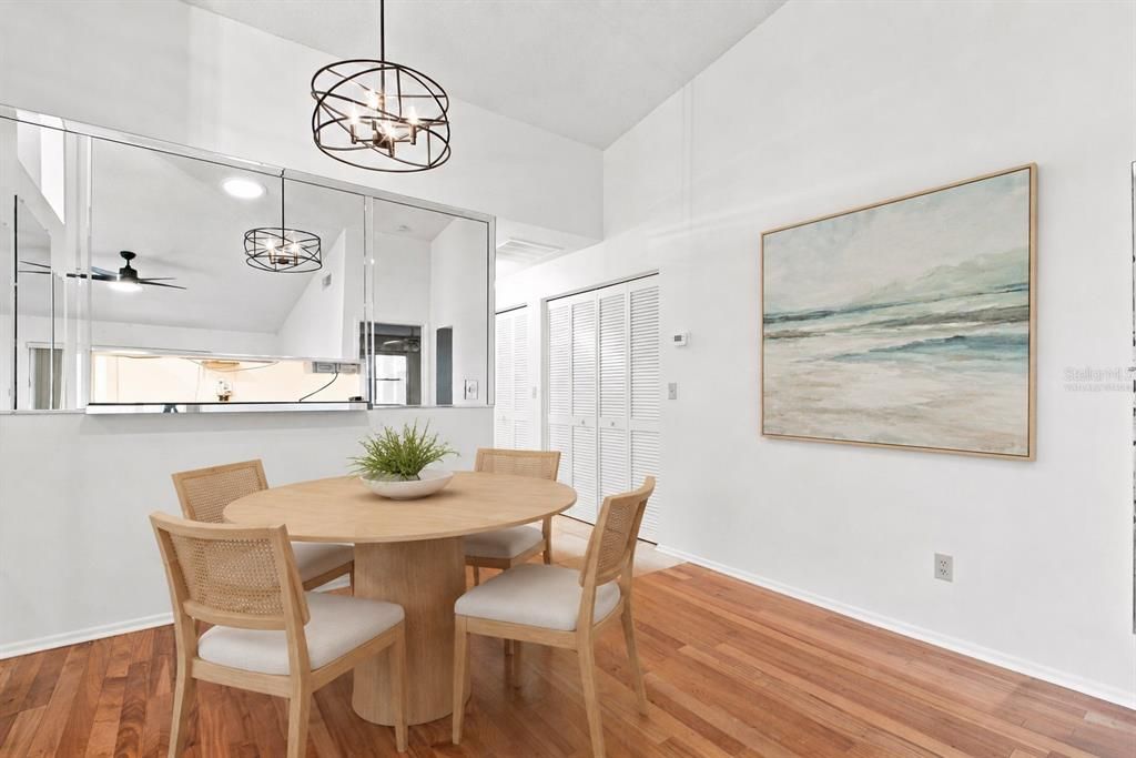 待售: $309,900 (2 贝兹, 2 浴室, 1332 平方英尺)