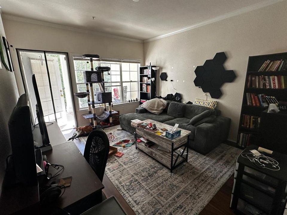 For Sale: $198,000 (1 beds, 1 baths, 782 Square Feet)