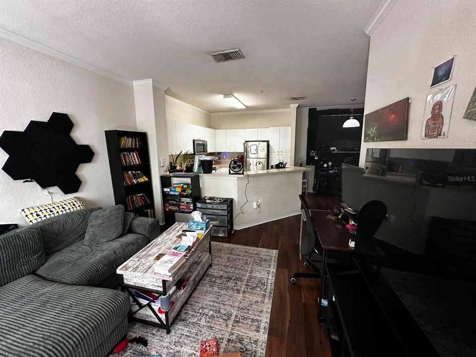 For Sale: $198,000 (1 beds, 1 baths, 782 Square Feet)
