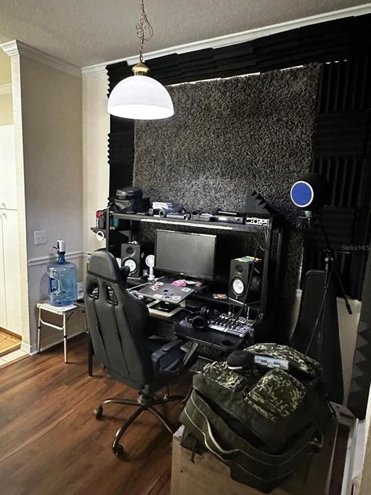 For Sale: $198,000 (1 beds, 1 baths, 782 Square Feet)