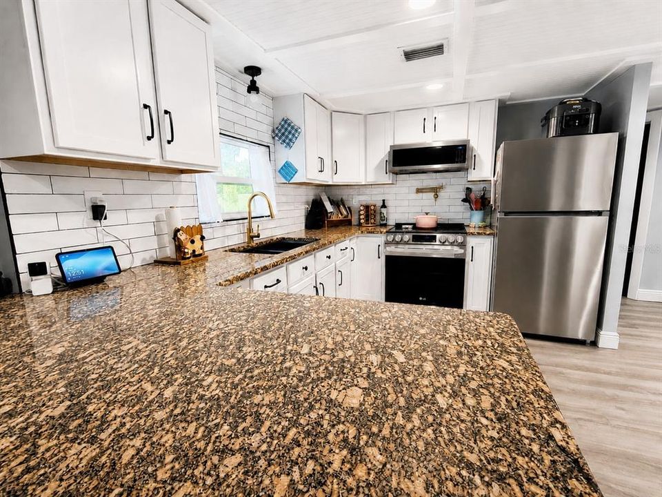 For Sale: $220,000 (2 beds, 1 baths, 766 Square Feet)