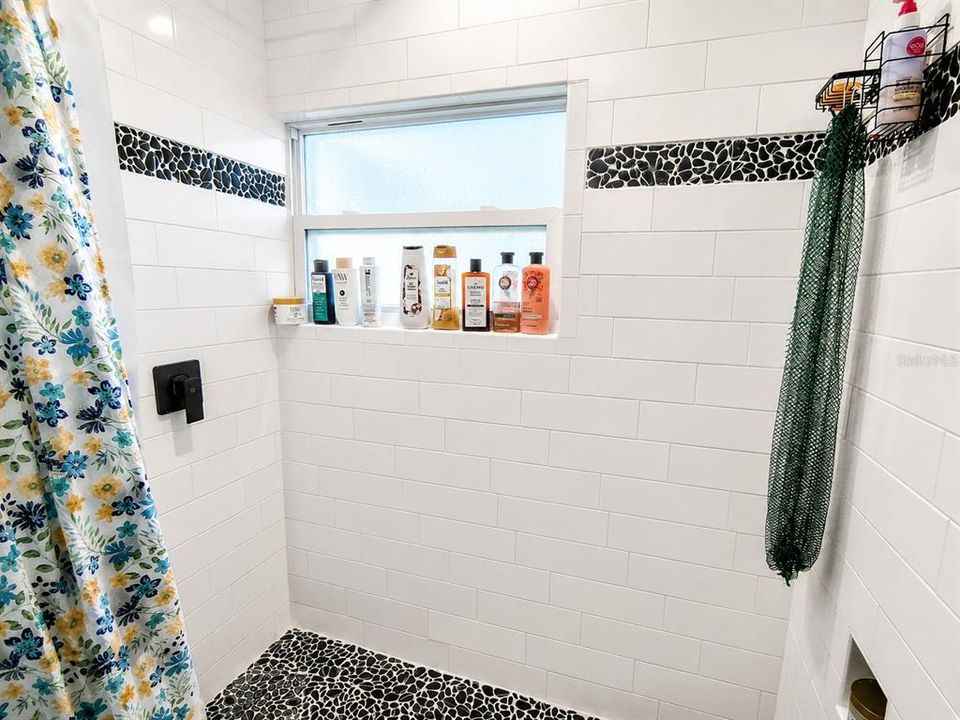 For Sale: $220,000 (2 beds, 1 baths, 766 Square Feet)