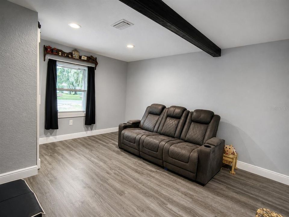 For Sale: $220,000 (2 beds, 1 baths, 766 Square Feet)