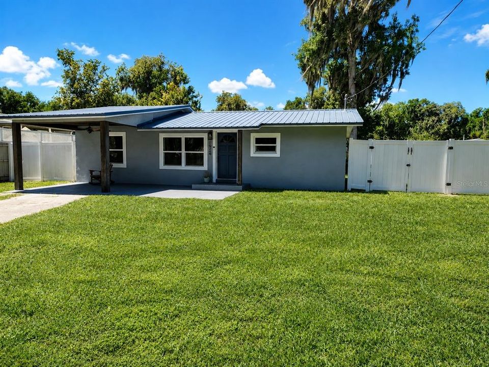 For Sale: $220,000 (2 beds, 1 baths, 766 Square Feet)
