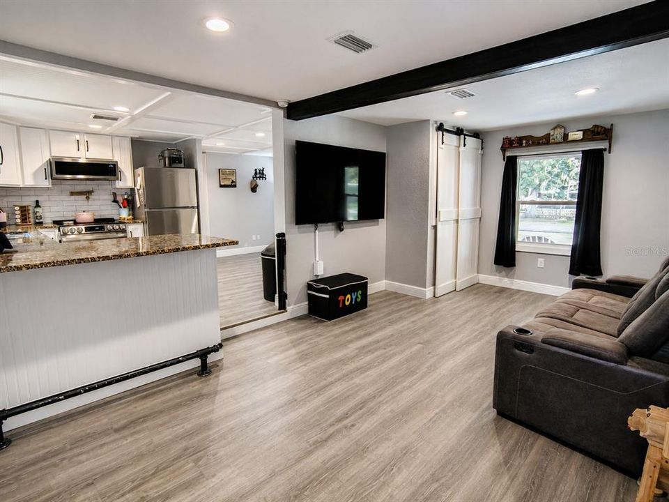 For Sale: $220,000 (2 beds, 1 baths, 766 Square Feet)