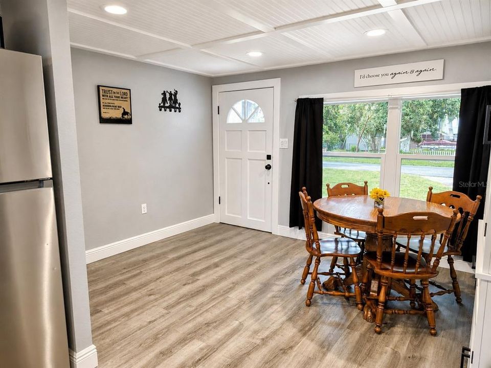 For Sale: $220,000 (2 beds, 1 baths, 766 Square Feet)