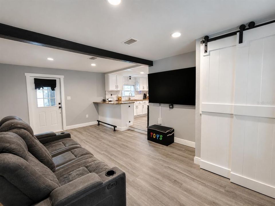 For Sale: $220,000 (2 beds, 1 baths, 766 Square Feet)