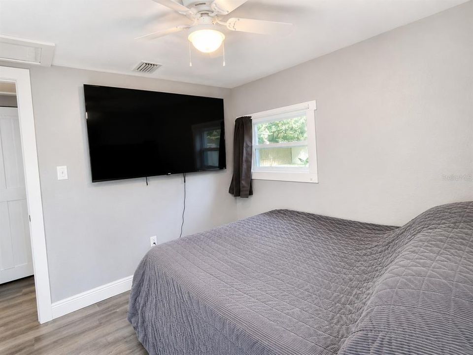 For Sale: $220,000 (2 beds, 1 baths, 766 Square Feet)