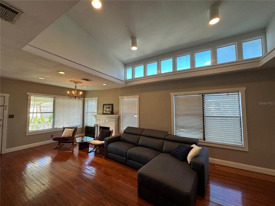 For Sale: $320,000 (2 beds, 2 baths, 1196 Square Feet)