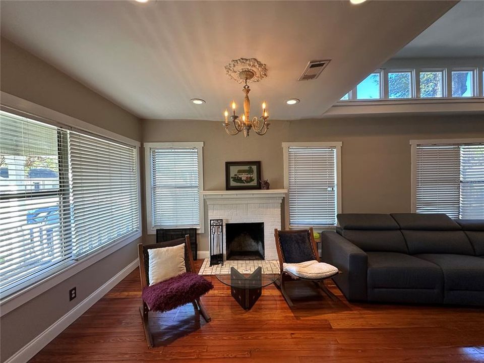 For Sale: $320,000 (2 beds, 2 baths, 1196 Square Feet)