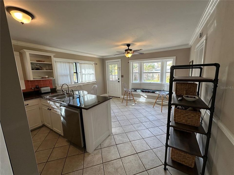 For Sale: $320,000 (2 beds, 2 baths, 1196 Square Feet)