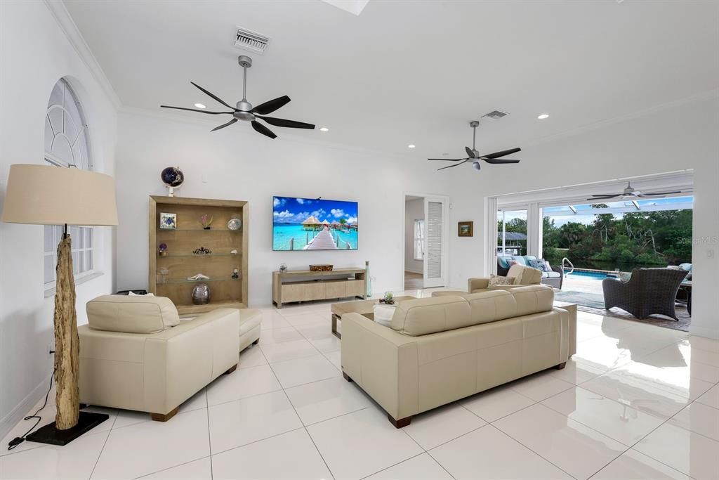 For Sale: $1,300,000 (5 beds, 4 baths, 3552 Square Feet)