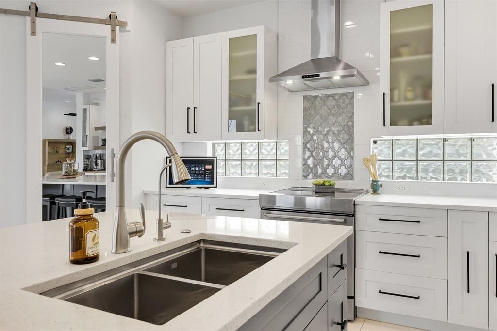 For Sale: $1,300,000 (5 beds, 4 baths, 3552 Square Feet)