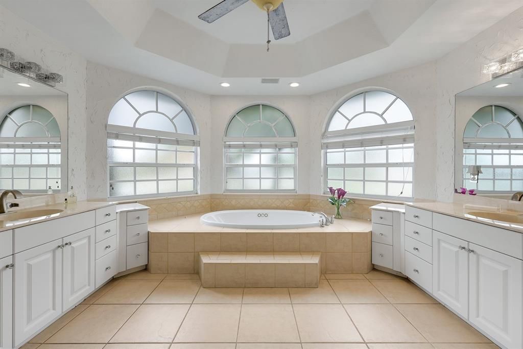 For Sale: $1,300,000 (5 beds, 4 baths, 3552 Square Feet)