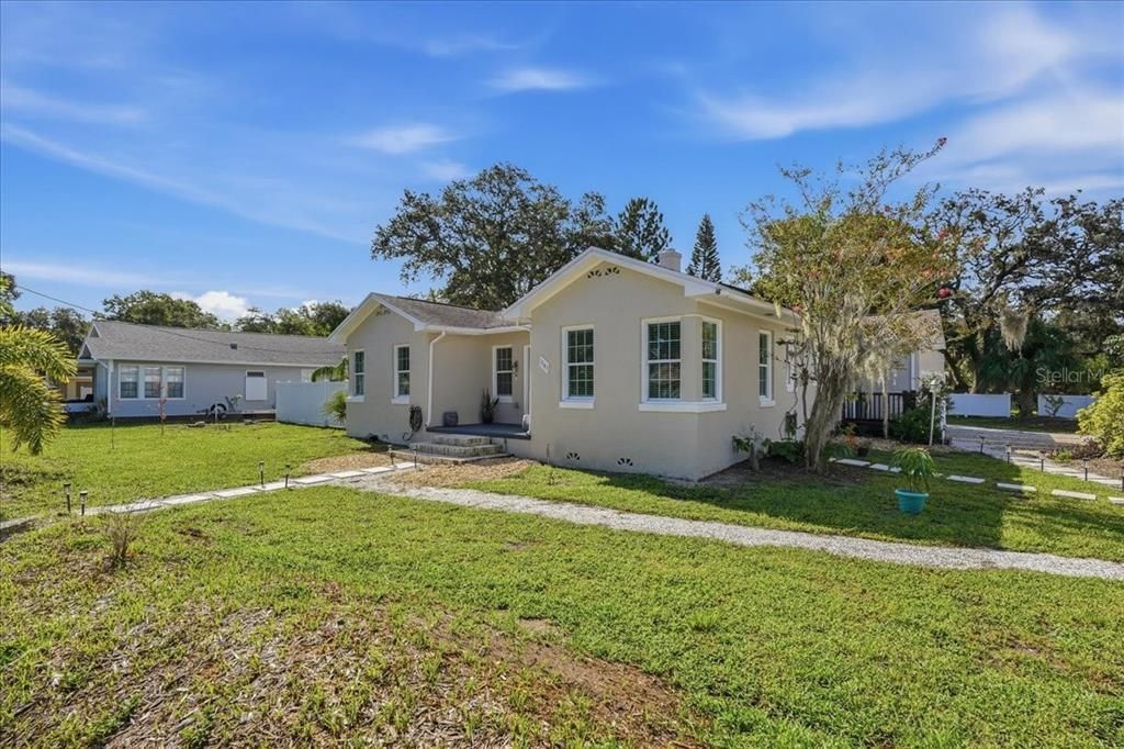 For Sale: $650,000 (3 beds, 3 baths, 1507 Square Feet)