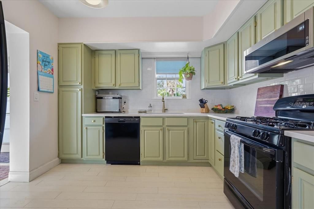 For Sale: $650,000 (3 beds, 3 baths, 1507 Square Feet)