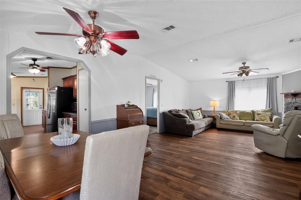 For Sale: $185,000 (3 beds, 2 baths, 1296 Square Feet)