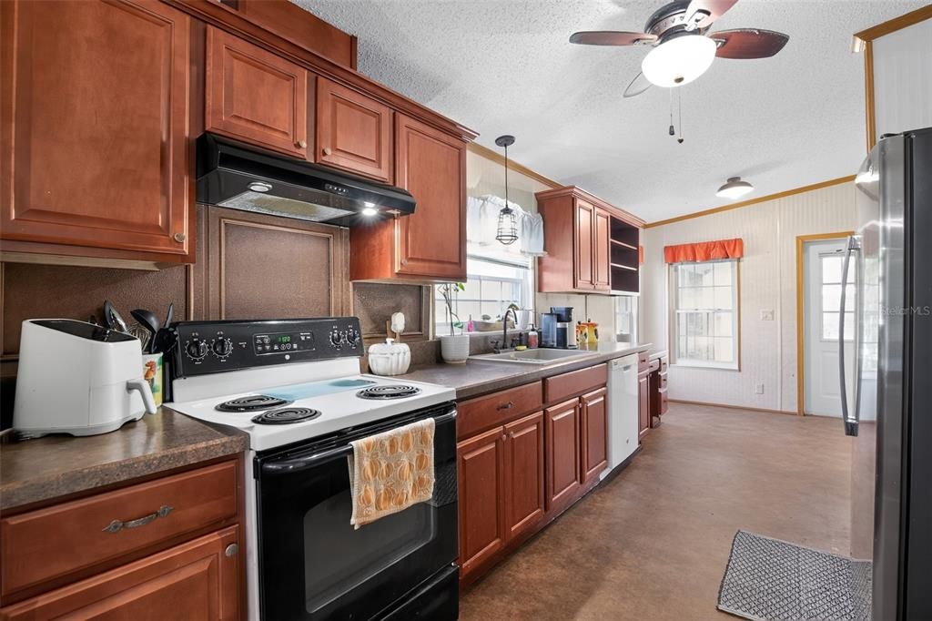 For Sale: $185,000 (3 beds, 2 baths, 1296 Square Feet)