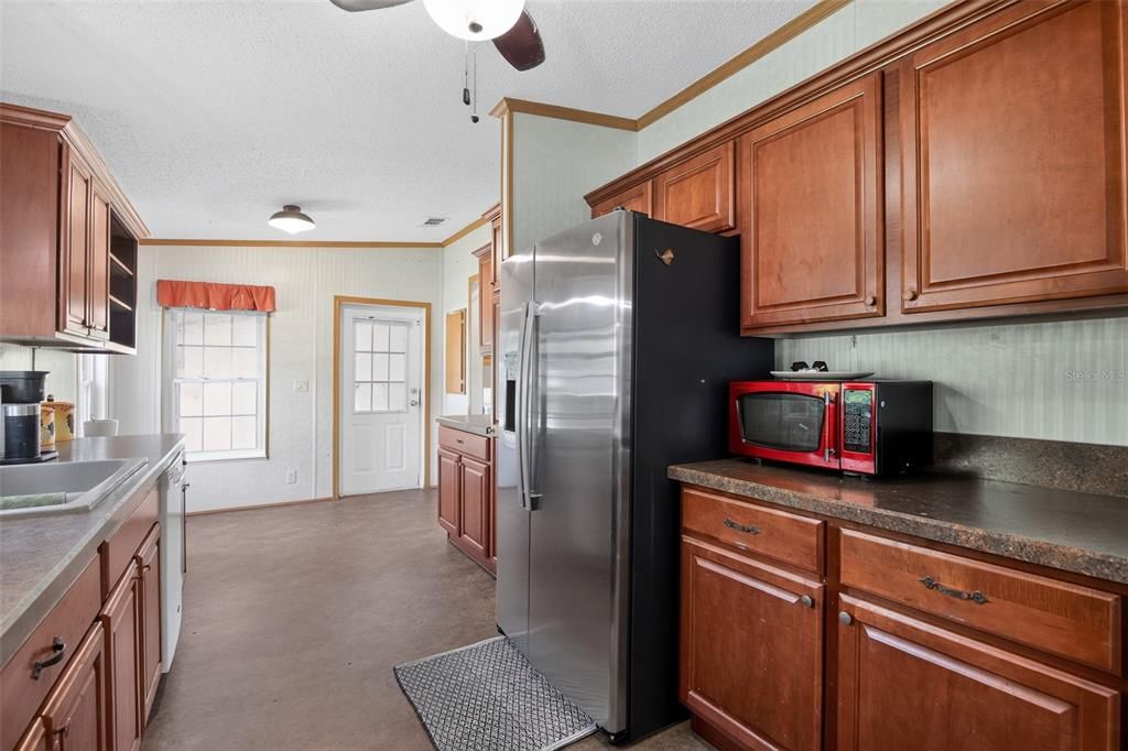 For Sale: $185,000 (3 beds, 2 baths, 1296 Square Feet)