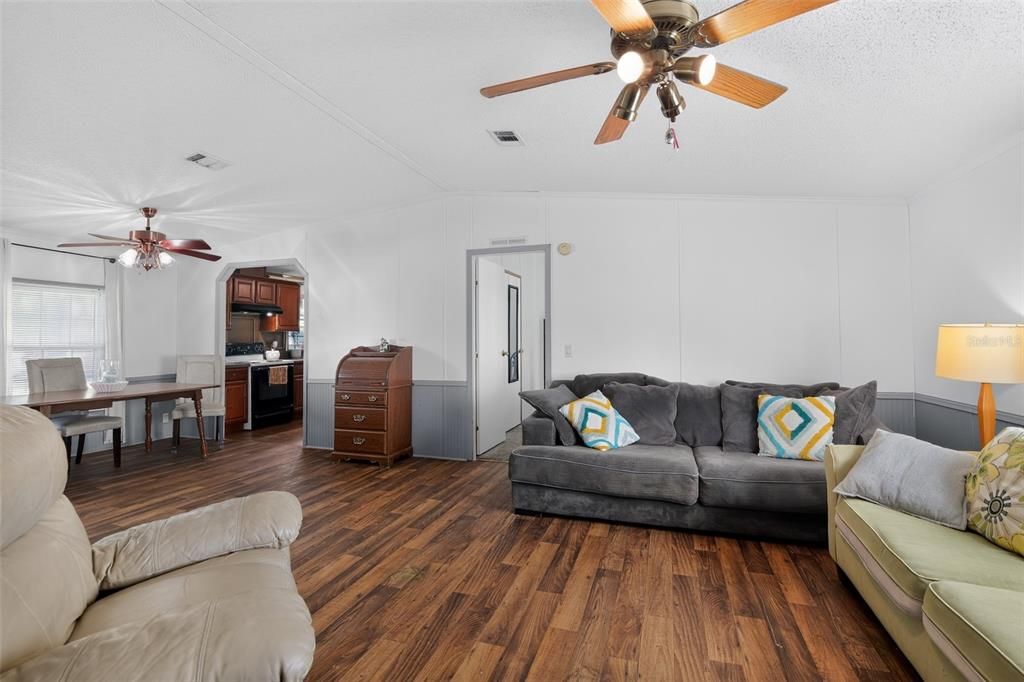 For Sale: $185,000 (3 beds, 2 baths, 1296 Square Feet)